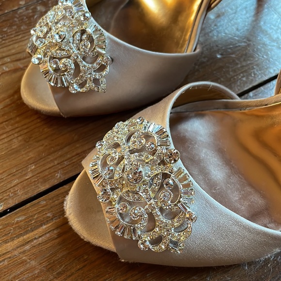 Badgley Mischka Satin Heels - Picture 2 of 4
